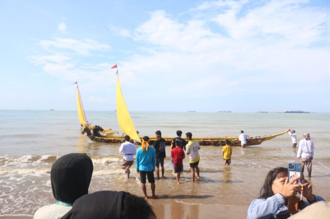 
					Ritual Adat Mengolor Naga Meriahkan Puncak Festival Sekerat Nusantara ke-4 di Kutai Timur