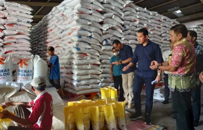 
					Tim Satgas Pangan saat meninjau stok beras di Balikpapan.