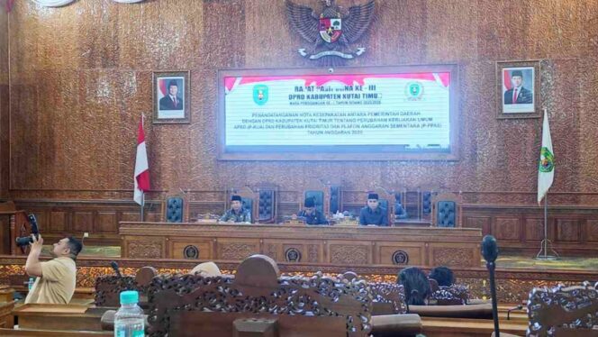 
					Foto : Rapat Paripurna ke-III DPRD Kutim dengan acara penandatanganan nota kesepakatan Pemerintah Daerah dan DPRD Kutim terhadap P-KUA dan P-PPAS Kutim 2025.
