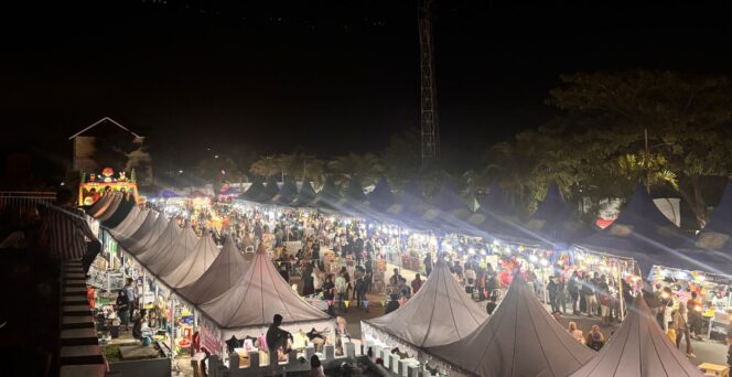 
					Suasana malam hari event Festival UMKM Berbenah 2025 di Lapangan Bessai Berinta, Bontang, Selasa (9/9).