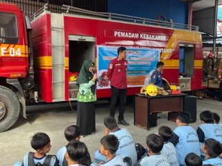 Siswa SDN 001 Bontang Selatan saat mengunjungi Disdamkartan Bontang.
