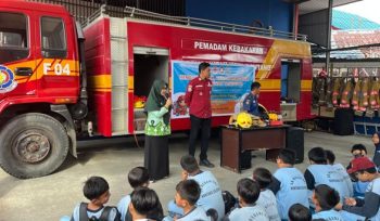 Siswa SDN 001 Bontang Selatan saat mengunjungi Disdamkartan Bontang.