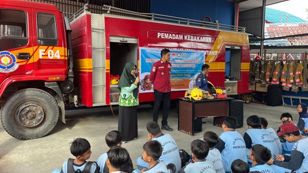 Siswa SDN 001 Bontang Selatan saat mengunjungi Disdamkartan Bontang.