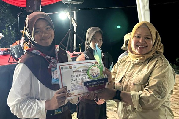 Penyerahan penghargaan Juara 1 Lomba Gapura dan Kebersihan Tenda.