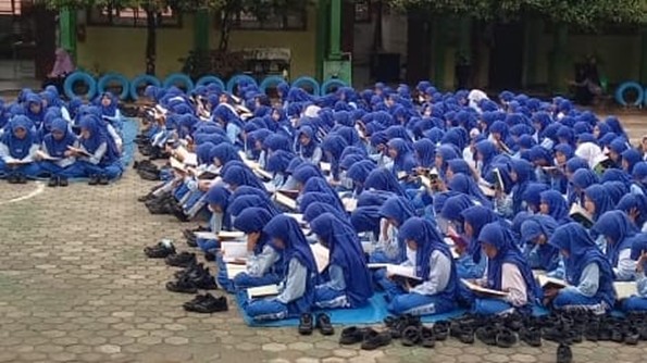 Siswi SMP Negeri 5 Bontang saat mengikuti kegiatan keagamaan setiap pekan.