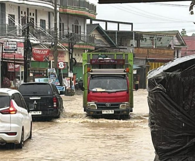 
					Banjir di Samarinda sejak Sabtu pagi, 29 November 2025.