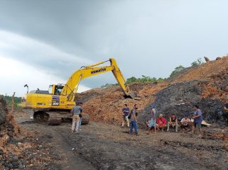 Salah satu alat berat jenis excavator yang digunakan untuk aktivitas penambangan batu bara ilegal di Tahura Bukit Soeharto. (Foto: Dokumentasi Gakkum LHK)