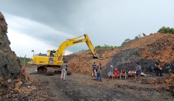 Salah satu alat berat jenis excavator yang digunakan untuk aktivitas penambangan batu bara ilegal di Tahura Bukit Soeharto. (Foto: Dokumentasi Gakkum LHK)