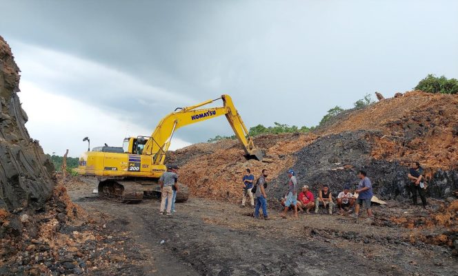 
					Salah satu alat berat jenis excavator yang digunakan untuk aktivitas penambangan batu bara ilegal di Tahura Bukit Soeharto. (Foto: Dokumentasi Gakkum LHK)