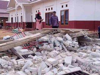 Anggota DPRD Kutim, Syaiful Bakhri, saat meninjau lokasi SDN 009 Rantau Pulung, Kabupaten Kutim.