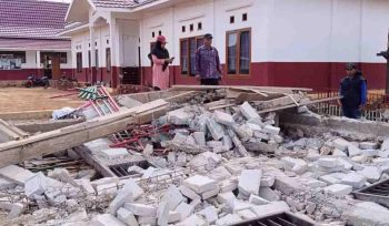 Anggota DPRD Kutim, Syaiful Bakhri, saat meninjau lokasi SDN 009 Rantau Pulung, Kabupaten Kutim.