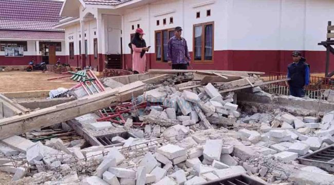 Anggota DPRD Kutim, Syaiful Bakhri, saat meninjau lokasi SDN 009 Rantau Pulung, Kabupaten Kutim.