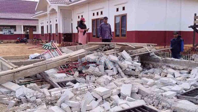 
					Anggota DPRD Kutim, Syaiful Bakhri, saat meninjau lokasi SDN 009 Rantau Pulung, Kabupaten Kutim.