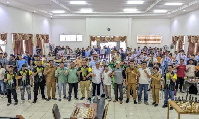 
					Pembukaan Kejuaraan Persatuan Catur Seluruh Indonesia (Percasi) Kutim di Gedung Balai Pertemuan Umum (BPU) Sangatta Utara, Senin (03/11/2025).