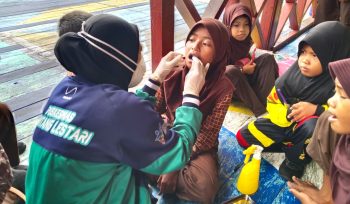 Kegiatan Puskesmas Keliling (Pusling) yang digelar Puskesmas Bontang Lestari di Kampung Tihi-Tihi, Kamis (13/11/2025). (Foto: Rezwan)