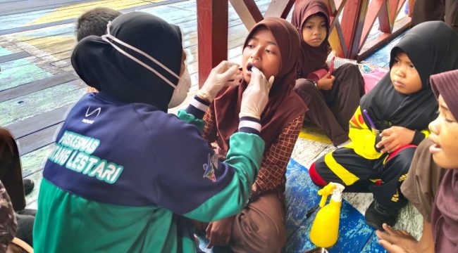 Kegiatan Puskesmas Keliling (Pusling) yang digelar Puskesmas Bontang Lestari di Kampung Tihi-Tihi, Kamis (13/11/2025). (Foto: Rezwan)