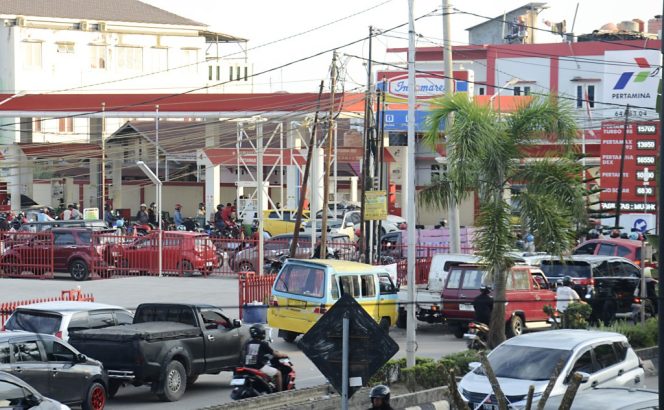 
					Antrian kendaraan di SPBU Sangatta, Kutim. 