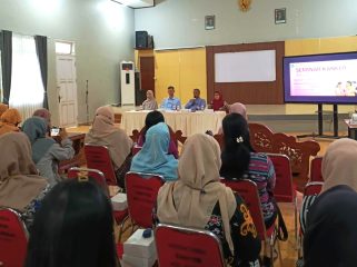 Kepala Dinas Kesehatan Bahtiar Mabe saat membuka Seminar Penguatan Deteksi Dini Kanker Serviks dan Payudara di Balai Kelurahan Kanaan, Kamis (14/11/2025).