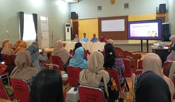 Kepala Dinas Kesehatan Bahtiar Mabe saat membuka Seminar Penguatan Deteksi Dini Kanker Serviks dan Payudara di Balai Kelurahan Kanaan, Kamis (14/11/2025).