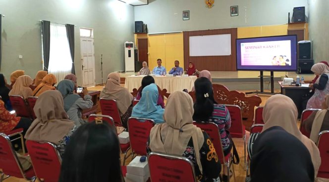 
					Kepala Dinas Kesehatan Bahtiar Mabe saat membuka Seminar Penguatan Deteksi Dini Kanker Serviks dan Payudara di Balai Kelurahan Kanaan, Kamis (14/11/2025).