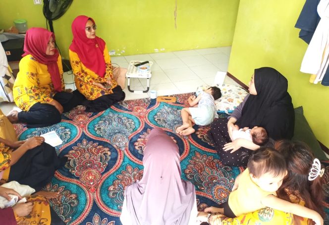 
					Pelaksanaan praktik kerja lapangan (PKL) bagi kader posyandu di Posyandu Asoka, Jalan Dewi Sartika, TT 9 Bontang Baru, pada Kamis (20/11/2025). (Foto: Mirah)