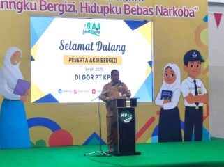 Kepala Dinas Kesehatan Kota Bontang, Bakhtiar Mabe, memberikan sambutan pada pembukaan seminar Aksi Bergizi Remaja Bontang Berjaya yang diselenggarakan di GOR PT Kaltim Parna Industri (KPI), Selasa (25/10/2025)