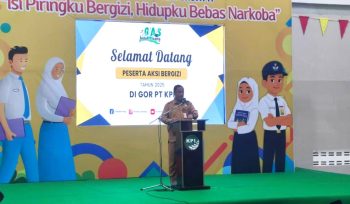 Kepala Dinas Kesehatan Kota Bontang, Bakhtiar Mabe, memberikan sambutan pada pembukaan seminar Aksi Bergizi Remaja Bontang Berjaya yang diselenggarakan di GOR PT Kaltim Parna Industri (KPI), Selasa (25/10/2025)