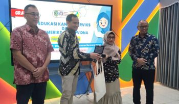 Dinkes Bontang berkolaborasi bersama PT Kaltim Metanol Industri (KMI) dan FKKMK UGM dalam Giat edukasi dan skrining HPV DNA, Sabtu (29/11). (Foto: Mirah)