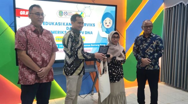Dinkes Bontang berkolaborasi bersama PT Kaltim Metanol Industri (KMI) dan FKKMK UGM dalam Giat edukasi dan skrining HPV DNA, Sabtu (29/11). (Foto: Mirah)