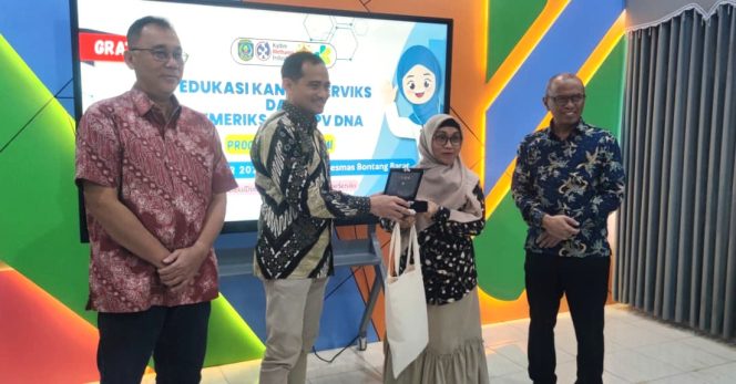 
					Dinkes Bontang berkolaborasi bersama PT Kaltim Metanol Industri (KMI) dan FKKMK UGM dalam Giat edukasi dan skrining HPV DNA, Sabtu (29/11). (Foto: Mirah)