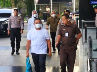 Gubernur Riau Abdul Wahid (kedua kanan) bersama Kepala Dinas Pekerjaan Umum, Penataan Ruang, Perumahan, Kawasan Permukiman dan Pertanahan (PUPRPKPP) Provinsi Riau Muhammad Arif Setiawan (tengah), serta Sekretaris Dinas PUPRPKPP Riau Ferry Yunanda (kedua kiri) saat tiba di Gedung Merah Putih KPK, Jakarta, Selasa (4/11/2025).