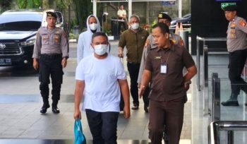 Gubernur Riau Abdul Wahid (kedua kanan) bersama Kepala Dinas Pekerjaan Umum, Penataan Ruang, Perumahan, Kawasan Permukiman dan Pertanahan (PUPRPKPP) Provinsi Riau Muhammad Arif Setiawan (tengah), serta Sekretaris Dinas PUPRPKPP Riau Ferry Yunanda (kedua kiri) saat tiba di Gedung Merah Putih KPK, Jakarta, Selasa (4/11/2025).
