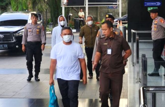 
					Gubernur Riau Abdul Wahid (kedua kanan) bersama Kepala Dinas Pekerjaan Umum, Penataan Ruang, Perumahan, Kawasan Permukiman dan Pertanahan (PUPRPKPP) Provinsi Riau Muhammad Arif Setiawan (tengah), serta Sekretaris Dinas PUPRPKPP Riau Ferry Yunanda (kedua kiri) saat tiba di Gedung Merah Putih KPK, Jakarta, Selasa (4/11/2025).