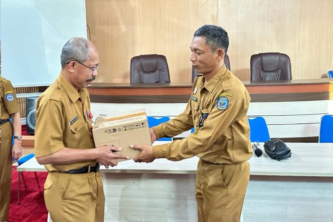 
					Kepala Disdikbud Bontang, Abdu Safa Muha saat menyerahkan bantuan tablet ke Kepala SMPN 8 Bontang, Eko Yuli Atmanto. (Ist)