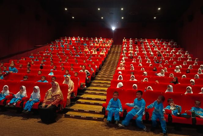 
					SD Negeri 004 Bontang di Bioskop.