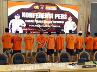 Pelaku tindak asusila bersama sejumlah tersangka dalam konferensi pers Polres Kutim.