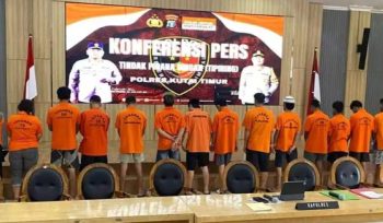 Pelaku tindak asusila bersama sejumlah tersangka dalam konferensi pers Polres Kutim.