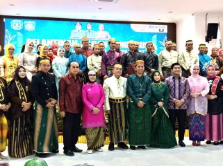 Pengurus Kompak dan IWK Kompak Bontang usai menjalani prosesi pelantikan. 