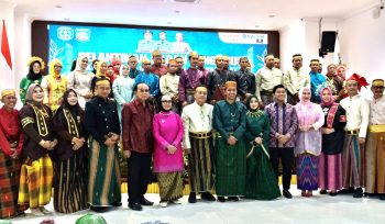 Pengurus Kompak dan IWK Kompak Bontang usai menjalani prosesi pelantikan. 