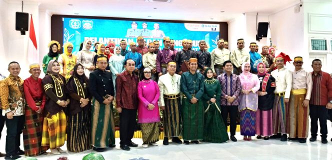 
					Pengurus Kompak dan IWK Kompak Bontang usai menjalani prosesi pelantikan. 