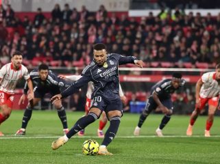 Pemain Real Madrid Kylian Mbappe mencetak gol ke gawang Girona dari titik penalti pada laga Liga Spanyol di Stadion Montilivi, Girona, Senin (1/12/2025) dini hari WIB. Laga berakhir imbang 1-1. (AFP/JOSEP LAGO)