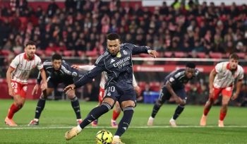 Pemain Real Madrid Kylian Mbappe mencetak gol ke gawang Girona dari titik penalti pada laga Liga Spanyol di Stadion Montilivi, Girona, Senin (1/12/2025) dini hari WIB. Laga berakhir imbang 1-1. (AFP/JOSEP LAGO)