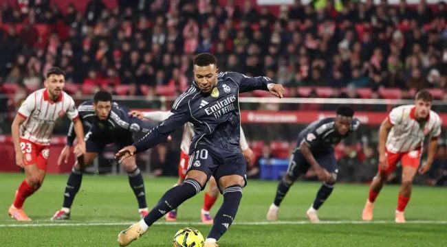 Pemain Real Madrid Kylian Mbappe mencetak gol ke gawang Girona dari titik penalti pada laga Liga Spanyol di Stadion Montilivi, Girona, Senin (1/12/2025) dini hari WIB. Laga berakhir imbang 1-1. (AFP/JOSEP LAGO)