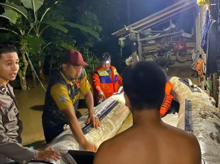 Polisi dan Pemerintah Desa evakuasi warga yang terdampak banjir di Karangan. 