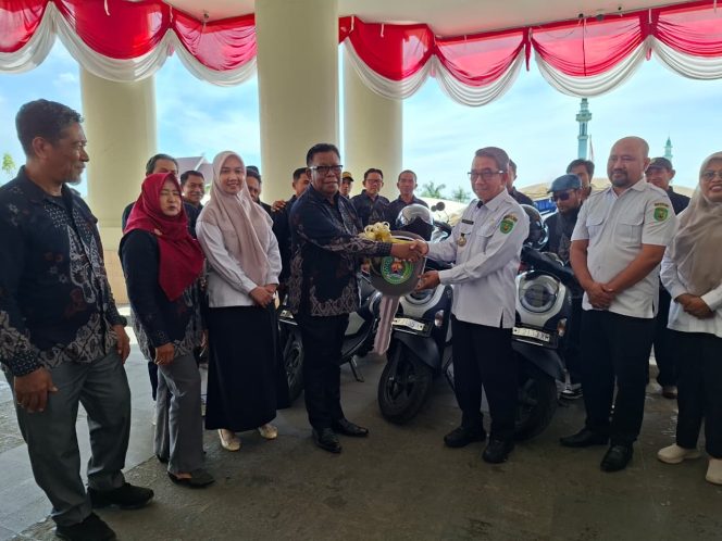 
					Pemkab Kutim Serahkan 56 Motor Operasional untuk Ketua RT Teluk Lingga