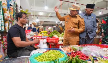 Wakil Wali Kota Bontang, Agus Haris saat melakukan monitoring harga di Pasar Rawa Indah. (Foto: Diskominfo Bontang)