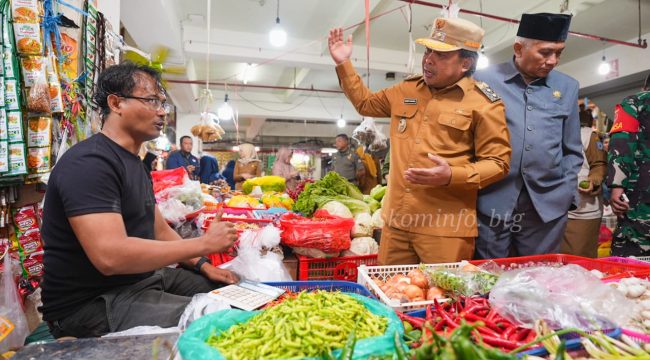 Wakil Wali Kota Bontang, Agus Haris saat melakukan monitoring harga di Pasar Rawa Indah. (Foto: Diskominfo Bontang)