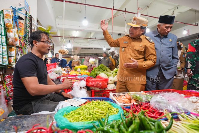 
					Wakil Wali Kota Bontang, Agus Haris saat melakukan monitoring harga di Pasar Rawa Indah. (Foto: Diskominfo Bontang)