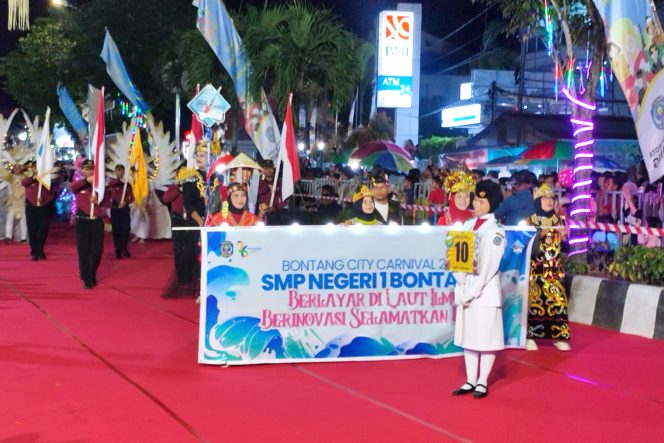 
					Penamilan Siswa SMPN 1 Bontang, di panggung Bontang City Carnival (BCC) 2025.