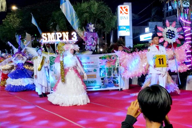 
					Penampilan siswa SMPN 3 Bontang mengenakan kostum daur ulang di acara Bontang City Carnival (BCC) 2025.